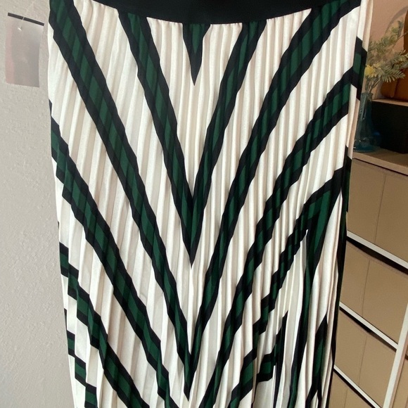 H&M Chevron Pleated Midi Skirt - Kelly Green/Black/White - XS - Chic & Elegant - Picture 5 of 11